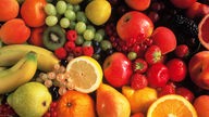 Das Bild zeigt jede Menge unterschiedliche Obstsorten – in ihnen steckt Einfachzucker.