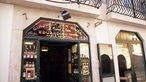 Das Bild zeigt eine Stehbar in Lissabon, die Kirschlikör verkauft.