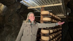 Frau steht in der Atta-Höhle, wo Käse gemacht wird