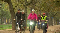 Mehrere Personen fahren Fahrrad 