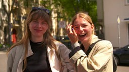 Zwei Frauen lächeln in die Kamera