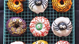 Verschiedenen Donuts im Halloweenstyle