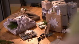Auf dem Bild sieht man einen Tisch auf dem einige Geschenke, in nachhaltigen Verpackungen verpackt, liegen