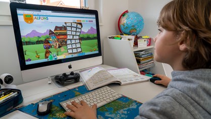 Ein Kind lernt am Computer.