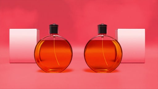 Das Bild zeigt zwei Parfüm-Flakons. 