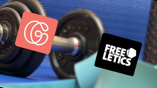 Das Bild zeigt Hanteln in einem Fitnessstudio. Im Vordergrund sind Logos von zwei Fitness-Apps.