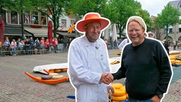 Das Bild zeigt Björn Freitag und Käsevater Willem Borst in Alkmaar auf dem ältesten und größten Käsemarkt der Niederlande.
