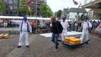 Das Bild zeigt Björn Freitag auf dem Käsemarkt in Nord-Holland.