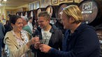 Das Bild zeigt Björn Freitag Moscatel-Wein trinkend.