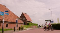 Das Bild zeigt Radfahrer auf einer Straße bei Groningen.