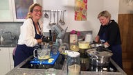 Das Bild zeigt Yvonne Willicks und Tanja Dittmar beim Küchenmaschinen-Duell.