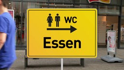 Ein Stadteinfahrtschild der Stadt Essen mit Richtungsanzeige zum nächsten WC