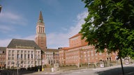 Das Bild zeigt das Rathaus in Kiel. 