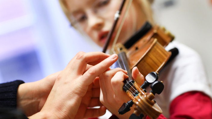 Musikunterricht: Kleines Mädchen mit Geige