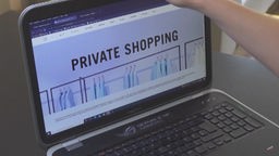 Das Bild zeigt einen aufgeklappten Laptop, eine Webseite mit dem Titel "Private Shopping" ist zu sehen.
