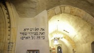 Das Bild zeigt den Innenraum der Alt-Neu Synagoge in Prag.