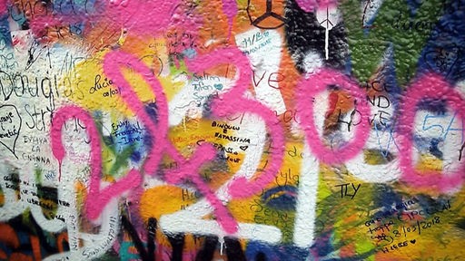 Das Bild zeigt den Graffitti Schriftzug 2 für 300 auf der John Lennon Mauer in Prag.