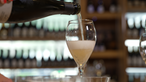 Das Bild zeigt, wie Chardonnay in ein Weinglas gegossen wird.