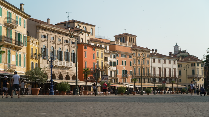 Das Bild zeigt die bunten Hausfassaden an der Piazza Bra in Verona.