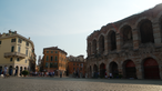 Das Bild zeigt die Piazza Bra mit dem angrenzenden Amphittheater.