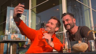 Insider Bastian Orth und Reporter Daniel Aßmann machen ein Selfie.