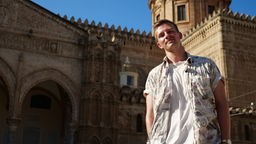 Christian Loß vor einer Kathedrale in Palermo 