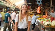 Reporterin Jana Forkel auf einem Markt in Tel Aviv.