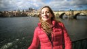 Das Bild zeigt Reisereporterin Tamina Kallert in Prag.