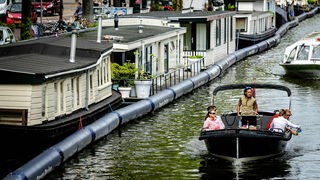 Das Bild zeigt das ein Boot in Amsterdam.
