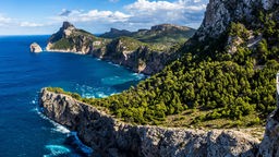 Das Bild zeigt: Den Ausblick vom Aussichtspunkt Mirador de Colomer auf Mallorca. 
