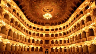 Das Bild zeigt das Opernhaus in Bologna.