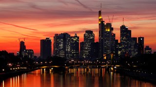 Das Bild zeigt Frankfurt im Sonnenuntergang. 