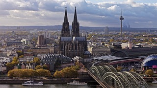 Das Bild zeigt die Stadt Köln aus der Luft.