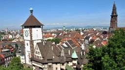Das Bild zeigt: Die Freiburger Altstadt mit dem Schwabentor. 