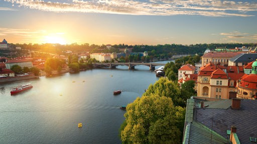 Das Bild zeigt: Die Stadt Prag und die Moldau von oben. 