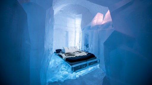 Das Bild zeigt: ein Bett im Eis-Hotel