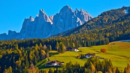 Das Bild zeigt ein Alpenpanorama. 