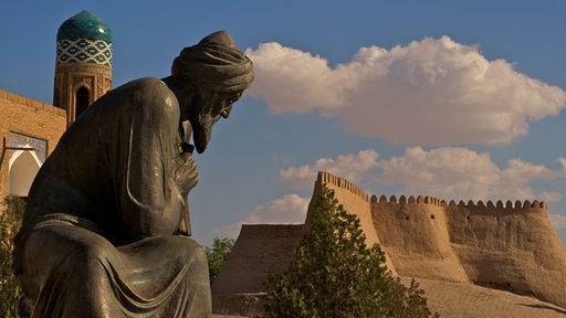 Das Bild zeigt: Die Statue von dem Mathematiker al-Khwarizmi. 