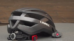 Ein schwarzer Fahrradhelm der Marke "Livall"