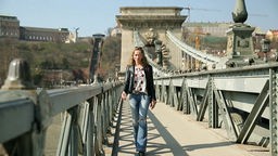 Das Bild zeigt Tamina auf der Kettenbrücke.