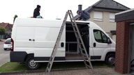 Das Bild zeigt Smiljka und Dario, die einen gebrauchten Transporter zu einem Camper Van ausbauen.