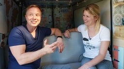 Das Bild zeigt Nina und Daniel in ihrem Camper-Van.