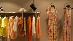 Das Bild zeigt verschiedene gelbe und orangefarbene Modestücke.