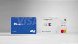 Zwei Debit-Karten von Visa und Mastercard