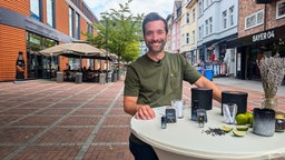 Das Bild zeigt Daniel Aßmann in einem Pool.