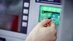 Bankkarte im Geldautomat.