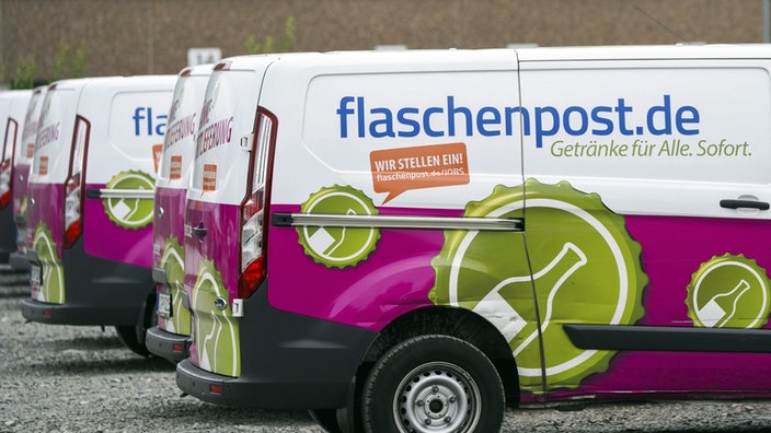 Das Bild zeigt einen Transporter mit der Aufschrift "Flaschenpost".