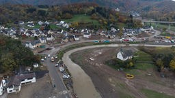 Das Bild zeigt die durch die Flutkatastrophe zerstörte Stadt Ahrteil von oben.