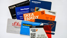 Das Bild zeigt mehrere Kunden-Kreditkarten
