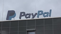 Ein großes Firmengebäude mit dem Paypal Logo auf dem Dach